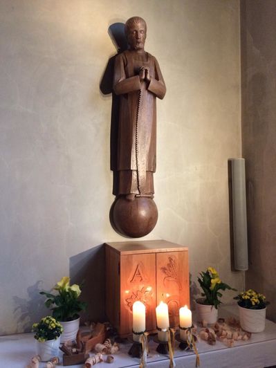 Foto: Seitenaltar Kirche Uerzell - geschmückt zu Ehren des Hl. Joseph des Arbeiters (privat)